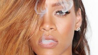 Rihanna fumo dalla bocca
