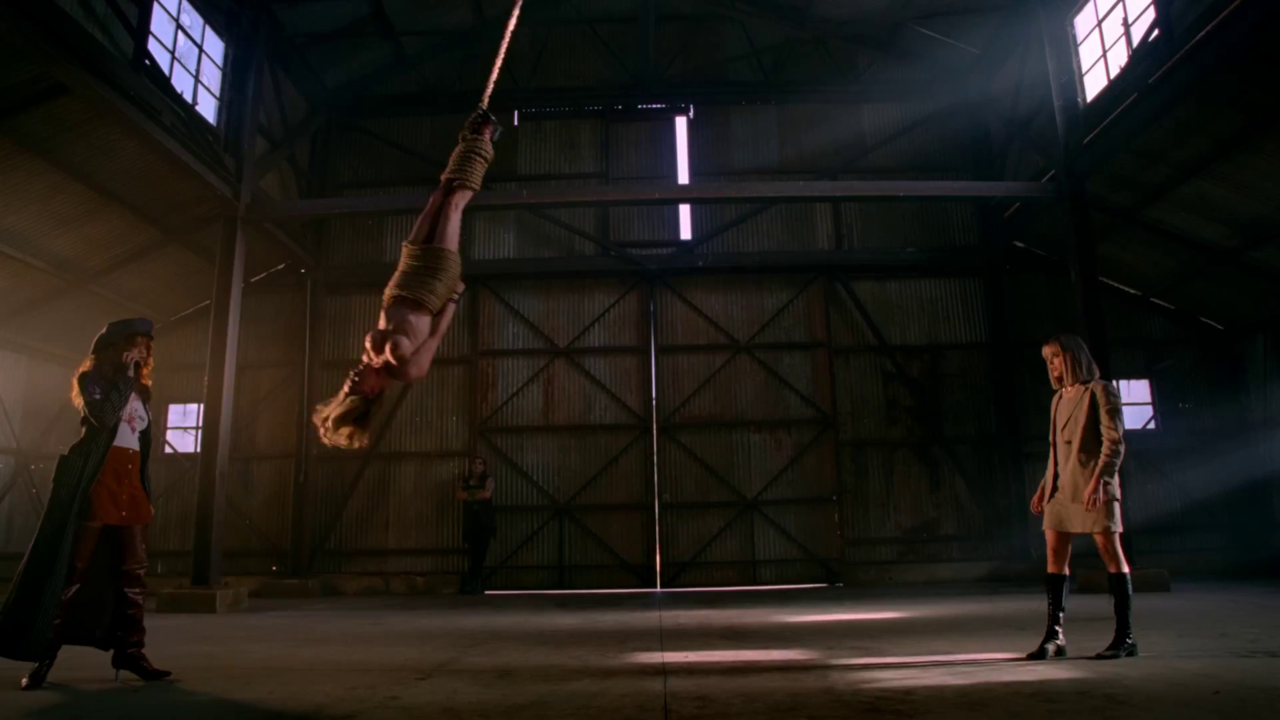 Modella bionda in balia della banda di Rihanna