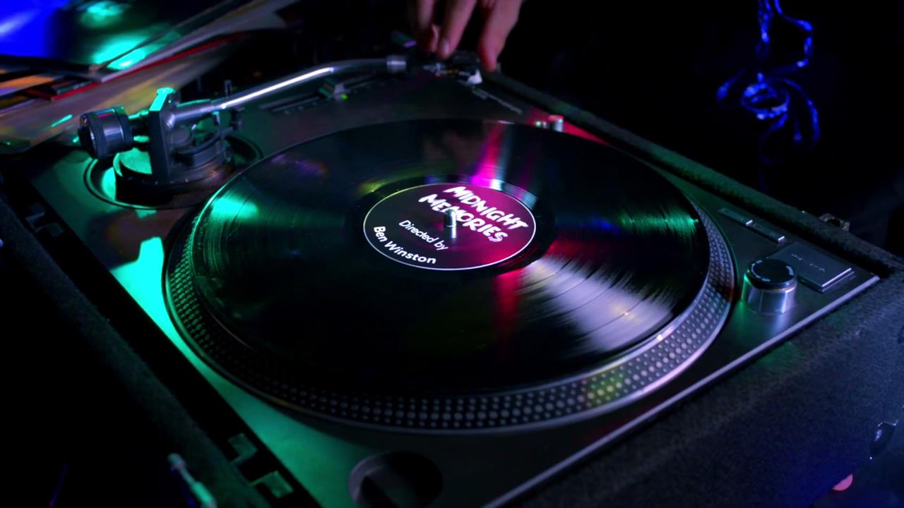 La canzone dei One Direction passa sul giradischi