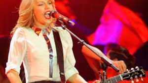 Taylor Swift dal vivo canta e suona la chitarra