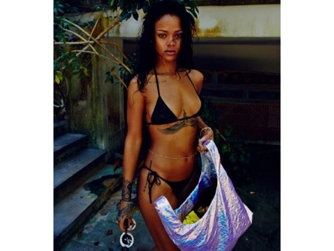 Rihanna con borsa durante il photo shoot brasiliano