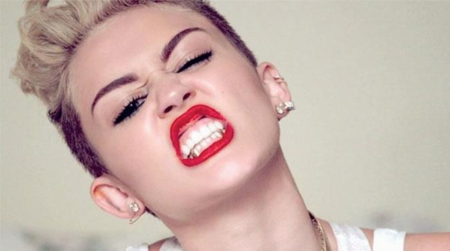 Primo piano di Miley Cyrus arrabbiata