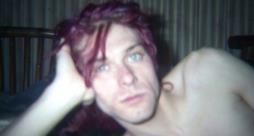 Kurt Cobain con i capelli viola