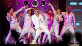 Justin Bieber e ballerini - Live Manchester 2013