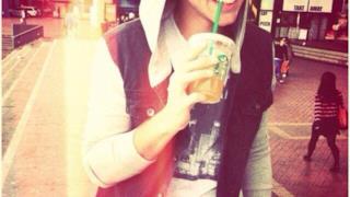 Ashton Irwin relax con un tazza di caffè di starbucks