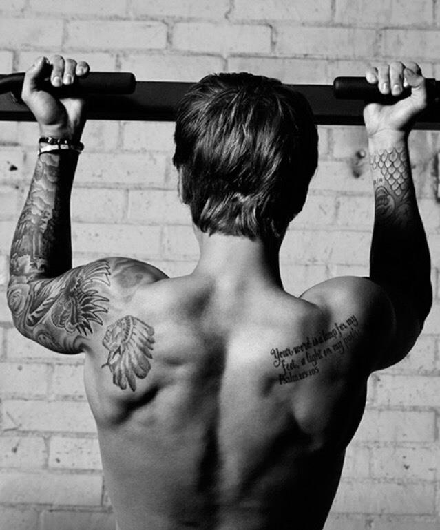 Justin Bieber fa le trazioni di spalle per Men’s Health