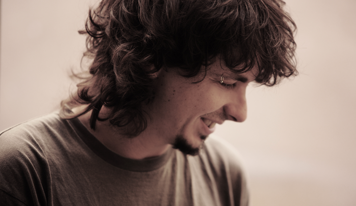 Riccardo Sinigallia, visto di lato