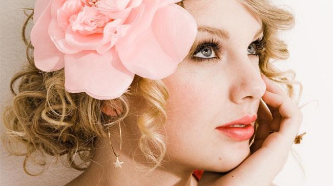 Taylor Swift con un fiore tra i capelli