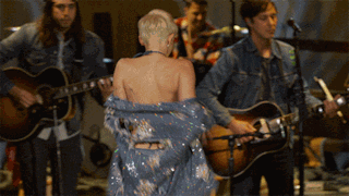 Miley mostra la schiena nuda
