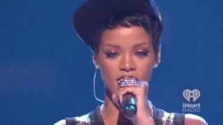 Gli occhi di  Rihanna durante il concerto 