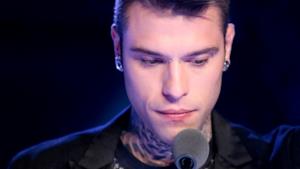 Fedez nel ruolo di giudice durante la prima puntata di X Factor 8