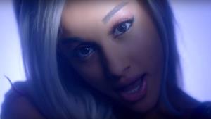 Ariana Grande bionda platino nel video di Focus