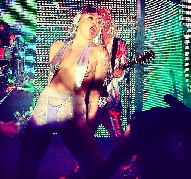 Miley si scatena sul palco a Miami