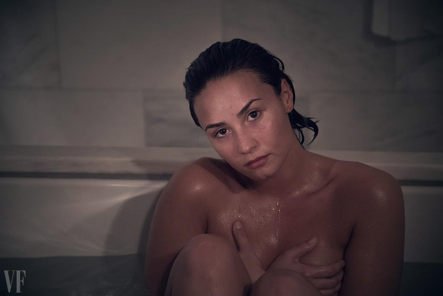 Demi Lovato ha posato senza trucco e senza veli per Vanity Fair America