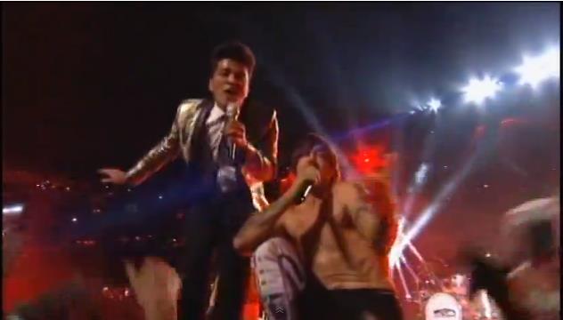 Anthony e Bruno cantano insieme