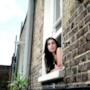 Amy Winehouse alla finestra