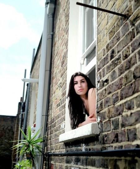 Amy Winehouse alla finestra