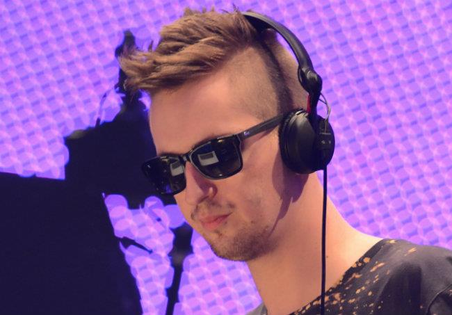 Il DJ tedesco Robin Schulz è presente con due remix all'interno della compilation