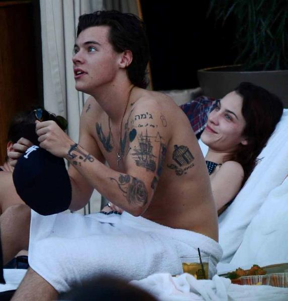 Styles seduto vicino ad un amico