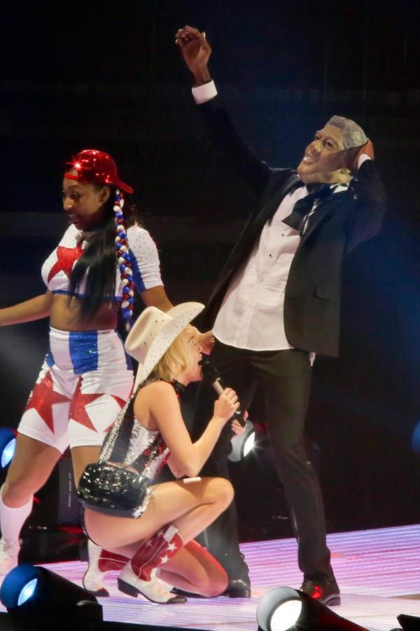 La cantante canta  inginocchiata 