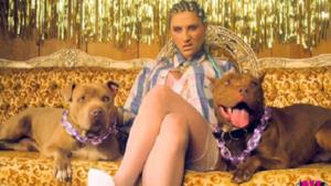 Kesha, Crazy Kids: il video trash fra treccine, autoreggenti e occhiali oversize