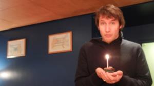 James Blunt con torta di compleanno
