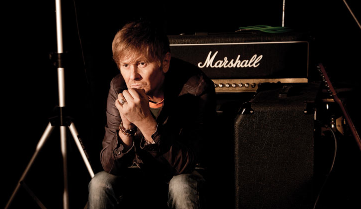 Ron seduto fra chitarre e amplificatori