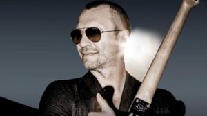 Biagio Antonacci con la chitarra in braccio