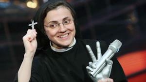 Suor Cristina con il premio per la vittoria a The Voice