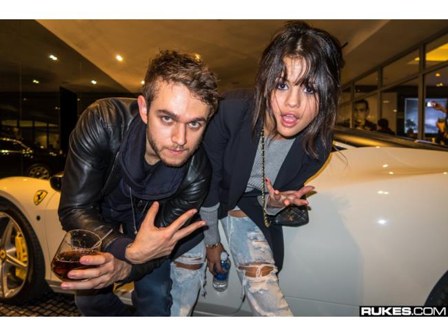 Selena Gomez e Zedd, la coppia più chiacchierata del momento, in posa davanti alla lussuosa Ferrari di Notch