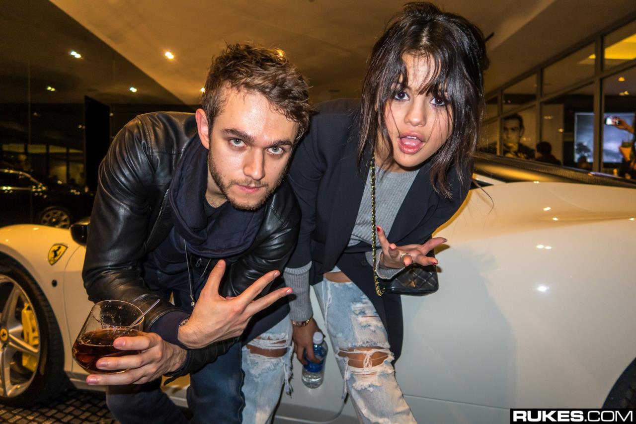 Selena Gomez e Zedd, la coppia più chiacchierata del momento, in posa davanti alla lussuosa Ferrari di Notch