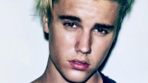 Primo piano di Justin Bieber con i capelli arruffati