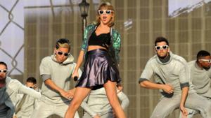 Taylor Swift con i ballerini sul palco