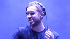 Primo piano di Calvin Harris con le cuffie