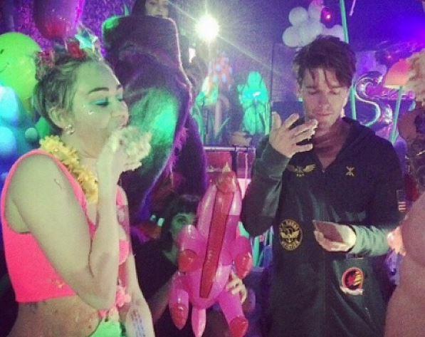 Miley e Patrick mangiano la torta con le mani