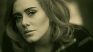 Adele nel videoclip di Hello