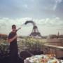 Afrojack vittima di Photoshop: la Tour Eiffel si piega verso il suo dito