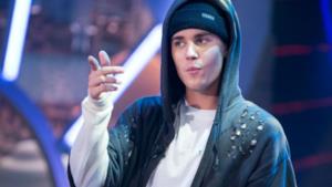 Justin Bieber vestito da rapper