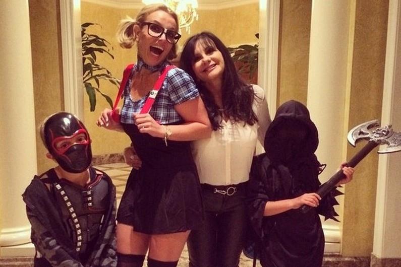Britney Spears vestita da nerd