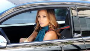 Jennifer Lopez alla guida di una 500 Fiat brandizzata Gucci