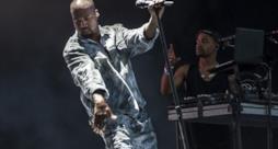 Kanye West sul palco di Glastonbury