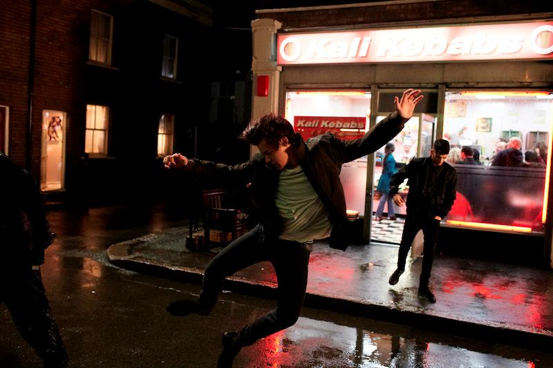 Styles che salta per strada