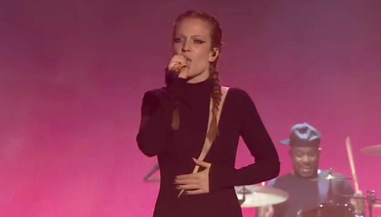 Jess Glynne live agli MTV EMA 2015