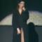 Laura Pausini in accappatoio e senza slip mostra parti intime