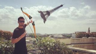 Afrojack vittima di Photoshop: la Tour Eiffel diventa una freccia
