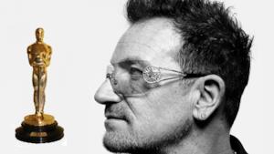 Bono degli U2 con statuetta Oscar