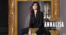 Annalisa Scarrone seduta in mezzo a una cornice