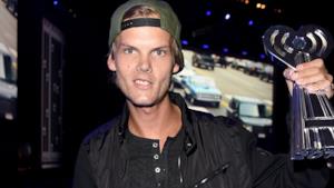 Avicii con un premio in mano ma notevolmente dimagrito