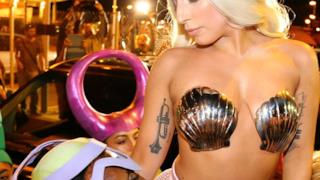 Il tatuaggio sul braccio destro Lady Gaga