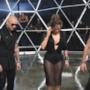 Jennifer Lopez , Ricky Martin e Wisin in una gabbia fatta di neon